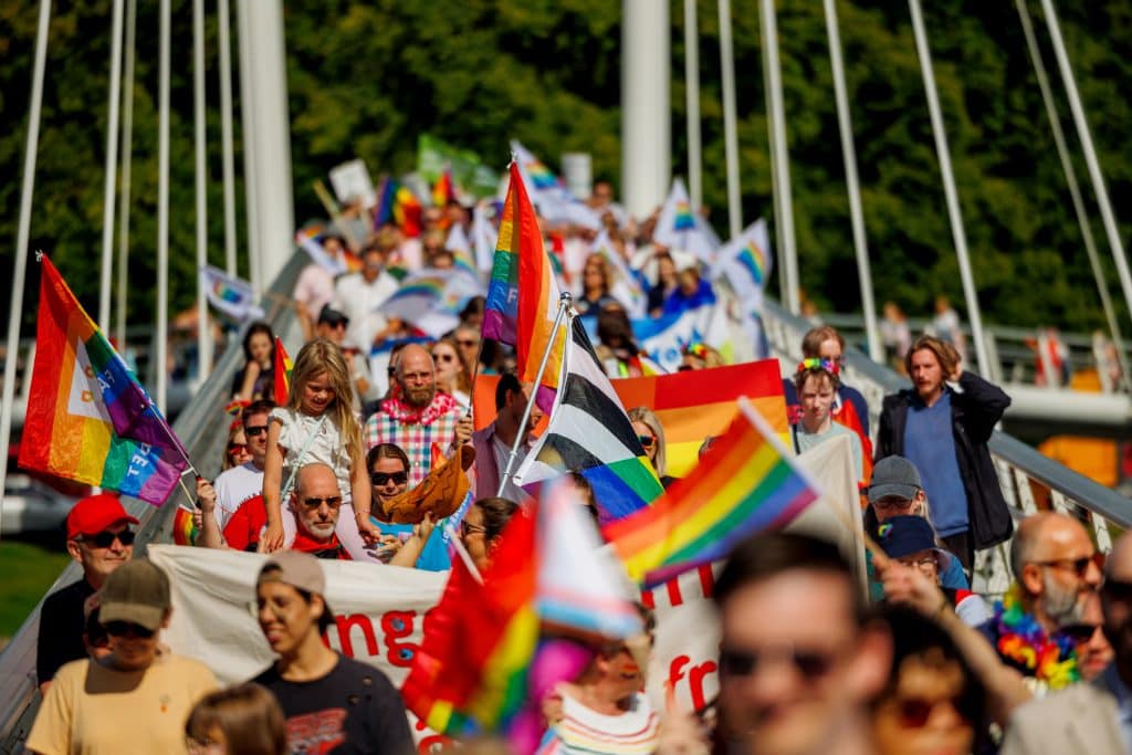 Prideparaden kommer over Ypsilon til Union brygge